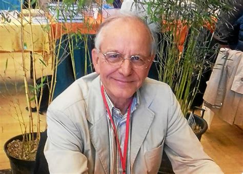 Axel kahn, born in 1944, is a french scientist and geneticist. Axel Kahn, président de la Ligue contre le cancer en ...