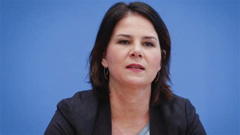 Calls for german greens leader annalena baerbock to quit over plagiarism claims. Grünen-Chefin Baerbock zur Corona-Krise: "Es kann so nicht ...