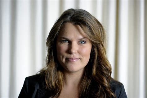 Her first television job was at the sanning och konsekvens show on ztv, where she met klara zimmergren. Mia Skäringer tillbaka i rutan - QX