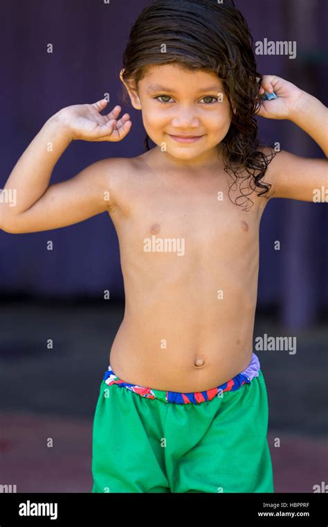 Chica Sonriente Joven Brasileño En Manaos Brasil Fotografía De Stock Alamy