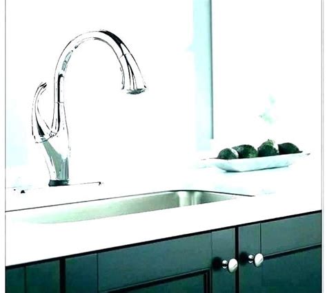 Delta offers an exclusive lineup of some of the most spectacular designs in kitchen faucets that will redefine the style quotient of your kitchen. Delta Touchless Faucet Dripping di 2020