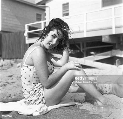 Elizabeth Taylor And Beach Photos Et Images De Collection Getty Images