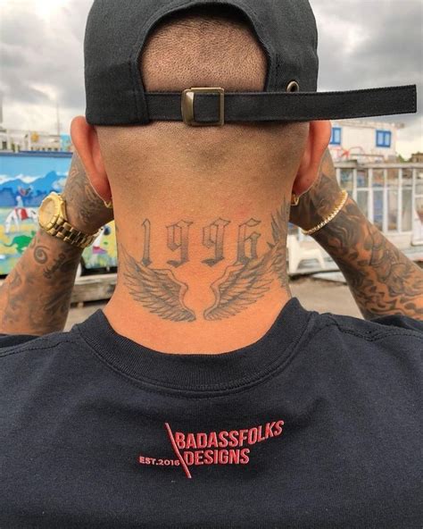 Inspirações de tatuagem masculina para o pescoço