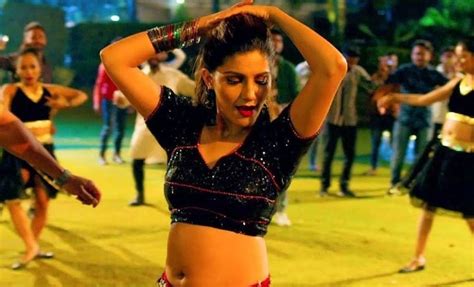 Sapna Choudhary ने शर्ट पहनकर दिखाए हॉट डांस मूव्स ये अंदाज बना देगा आशिक देखिए Video