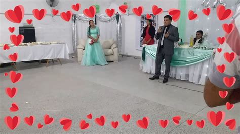 Un Lindo Gesto Del Amor De Un Padre Padre Le Canta A Su Hija En Su