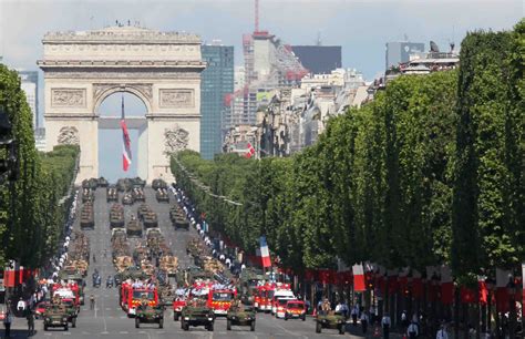 Comme durant les années précédentes, le défilé militaire du 14 juillet ne s'est pas passé sans anicroches. 14 juillet : où voir le feu d'artifice à Paris ? - Time ...