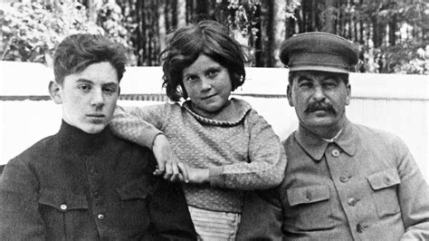 Bajo la sombra de Stalin la trágica historia familiar del mandatario