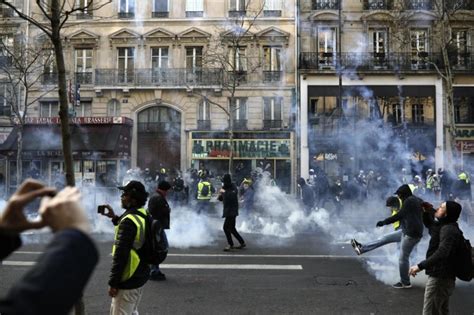 french yellow vest protests in paris avoid last week s riots