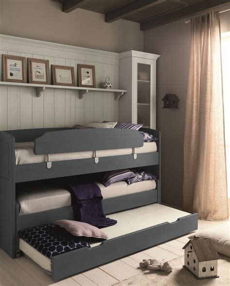 Si può anche pensare a un letto indipendente che possa scorrere. Letto a castello by Scandola Mobili