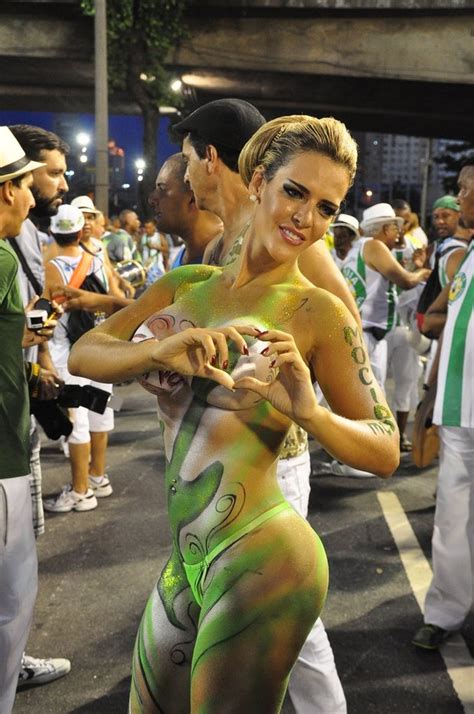 EGO Denise Rocha tem o corpo pintado antes de ensaio no Sambódromo notícias de Carnaval