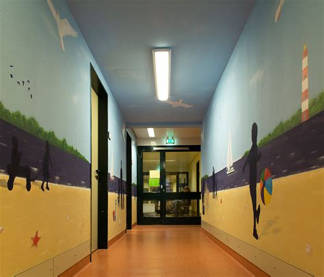 Vielfältige medizinische kompetenz vor ort. Wandgestaltung im Krankenhaus | Graffiti Künstler hier buchen