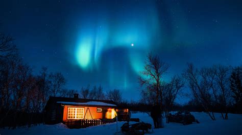 2560x1440 House Under Aurora Northern Lights 1440p