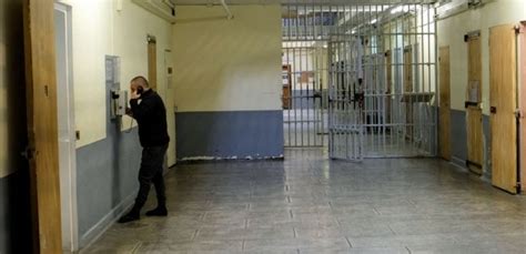T L Phones Dans Les Cellules De Prison Cela Va Apaiser Les Tensions