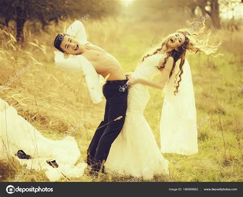 sexy pareja de boda fotografía de stock © 186989862 depositphotos