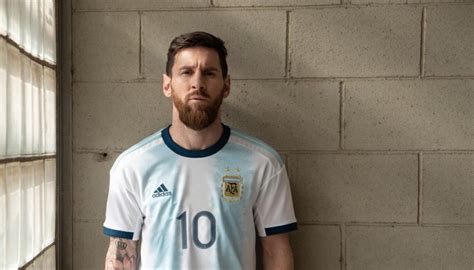 El costo de la camiseta es de 6990 y estará disponible al público a partir de mañana. Lionel Messi posó con la nueva camiseta de la Selección ...