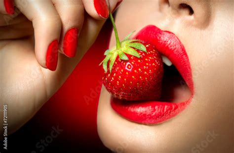 Sexy Woman Eating Strawberry Sensual Red Lips Stockfotos Und Lizenzfreie Bilder Auf Fotolia