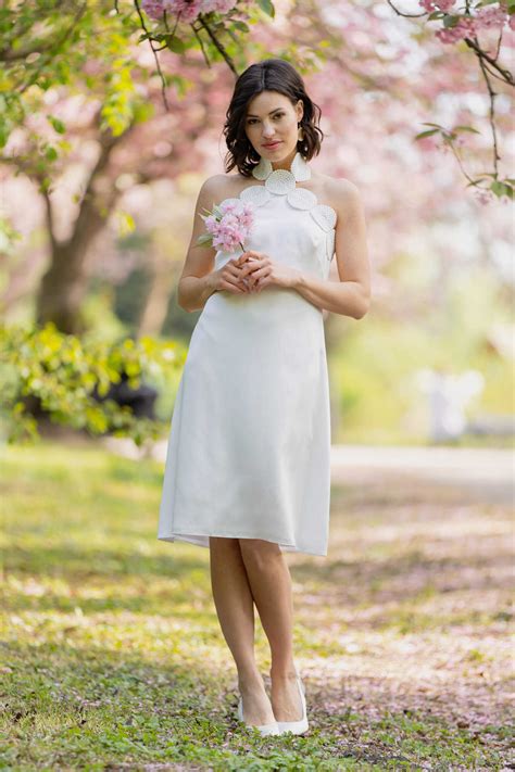 Das neckholder brautkleid gehört schon seit geraumer zeit zu den klassikern der brautmode. Kurzes Brautkleid mit Neckholder: Das perfekte ...