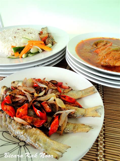 The combination of fenugreek seeds and coconut milk gives nasi dagang its unique flavour and fragrance. Nasi Dagang Cara Mudah Bersama Ikan Belanak Goreng - Dapur ...