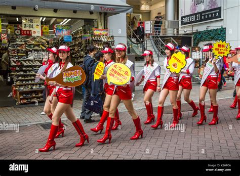Un défilé de jeunes filles japonaises la promotion d un produit sur la rue dans le quartier