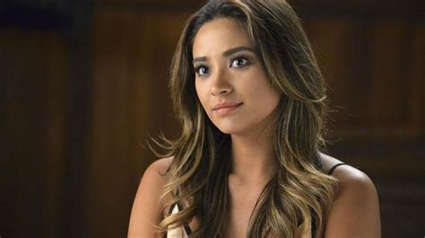 Shay Mitchell Tells Us Why She Thinks Emily Should Be Single On Pretty