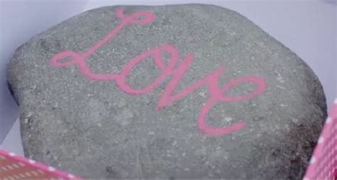 kamień z napisem love kandydat do hitu 2015 roku