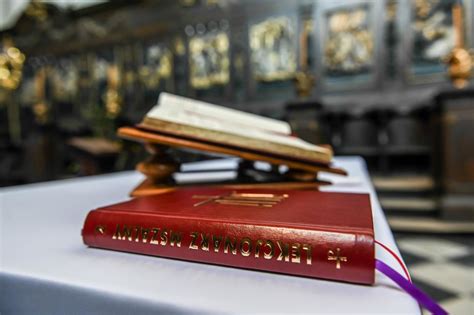 Msza święta na żywo w internecie zamiast obecności w kościele. Msza święta online w niedzielę 26.04.2020. Transmisja na ...