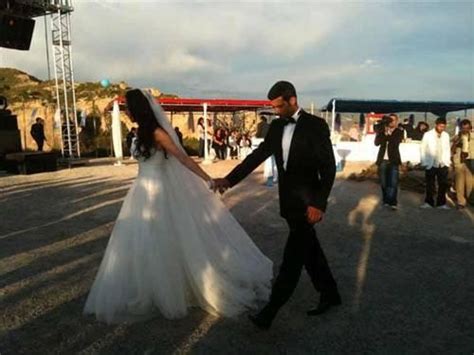 Son olarak babil dizisinde seyirciyle buluşan birce akalay bir süredir beraber olduğu eski tv yöneticisi fasih saylan'la etiler'de. Birce Akalay Ve Murat Ünalmış