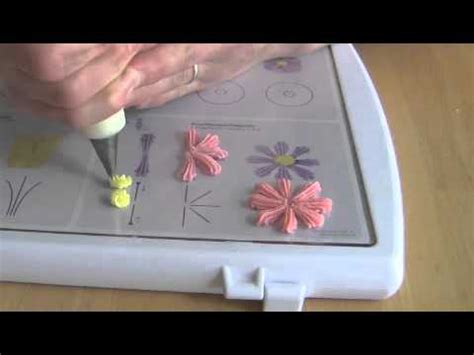 While icing a cake may seem like a daunting task, the more times you do it the easier it will get! Cake Decorating Piping Techiniques: How to Make a Daisy ...