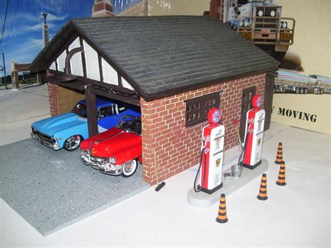 American Diorama 124 Scale Double Garage2 Car Models Gas Pump
