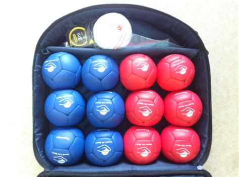 Boccia ）は、 ボッチー （英語版） （ bocce, イタリア語・ボッチェ）から派生した障害者、とりわけ脳性麻痺などにより運動能力に障害がある競技者向けに考案された障害者スポーツの一つ。 ボッチャ、道具