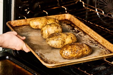 With just a few simple i have included three different sizes for russet potatoes, all baked at 425° fahrenheit. Microwave Baked Potato Recipe | Kitchn