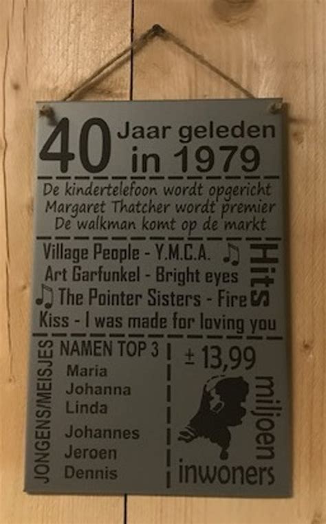 Een cadeau 40 jaar in dienst als mooi jubileum cadeau wanneer uw werknemer 40 jaar in dienst is. bol.com | Zinken tekstbord 40 jaar geleden in 1979 licht ...