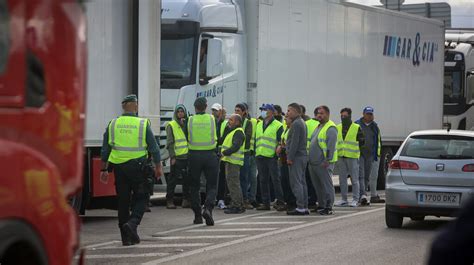 Los Agricultores Siguen En Pie De Guerra Y Cortan La A En Jerez