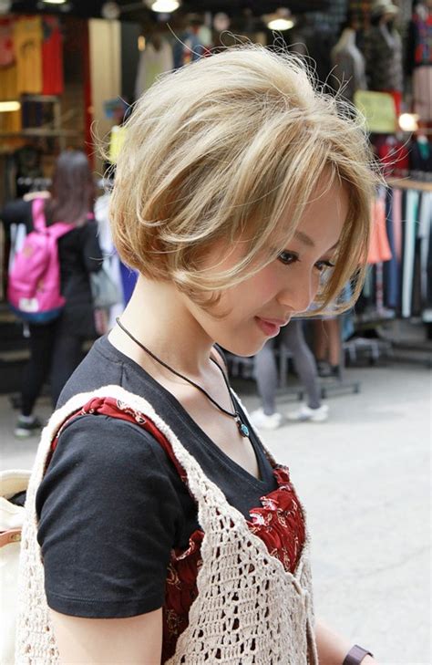 Short Japanese Haircut Glamorous Blonde Retro Bob With ‘back Combing