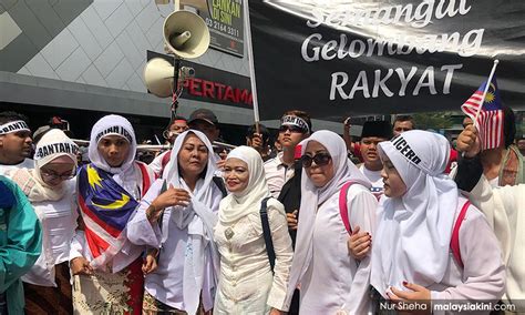 Cerekarama sehelai selendang putih, sinopsis cerekarama sehelai selendang putih, pelakon cerekarama sehelai selendang putih, youtube jom edutainment website jom edutainment ini dibuat untuk berkongsi maklumat mengenai isu semasa, informasi bermanfaat, info hiburan, drama, telefilem dan pelbagai lagi. DIALOG RAKYAT: 'Kita sudah menang!'