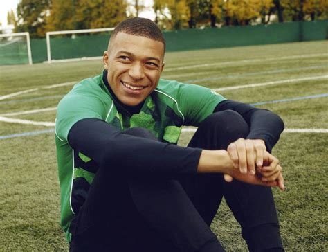 In addition, he is recognized for being one of the promising strikers in world football. Kylian Mbappé présente "Bondy Dreams" sa première ...