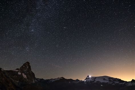 Maravilloso Cielo Estrellado Sobre El Pico De La Montaña Matterhorn