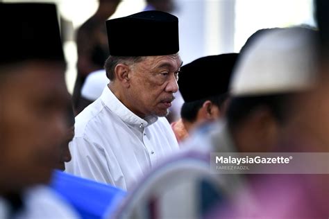 Menteri di jabatan perdana menteri (hal ehwal agama). LENSA MG | Anwar Ibrahim Menunaikan Solat Jumaat