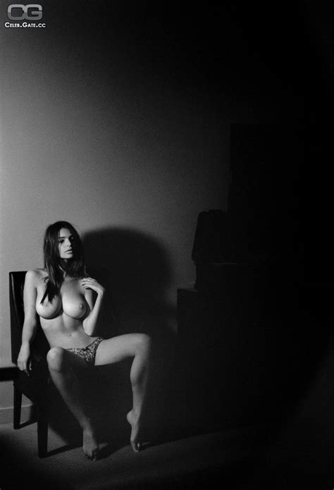 Emily Ratajkowski Shows Off Her Perfect Naked Body Porn Pictures Xxx