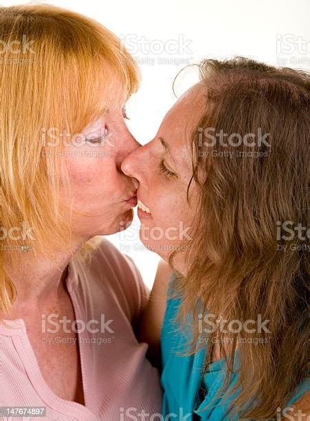 Photo Libre De Droit De Lesbiennes Couple Embrasser Banque Dimages Et Plus Dimages Libres De