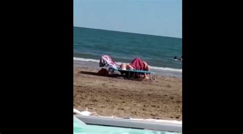 Ravenna Sesso In Spiaggia E In Pieno Giorno Davanti Ai Bagnanti Mila Euro Di Multa Agli Amanti