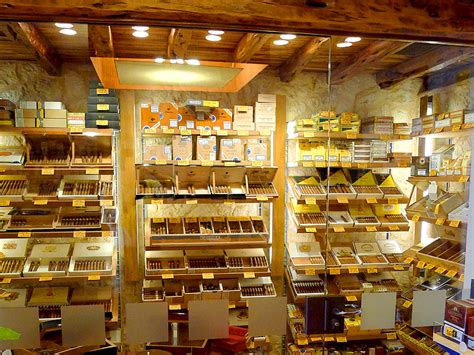 Humidor de puros realizado en color beige en el exterior, con interior en cedro natural de 1044 mm x 500mm x 420 mm. Estanco Can Graó - Ibiza 5 Sentidos