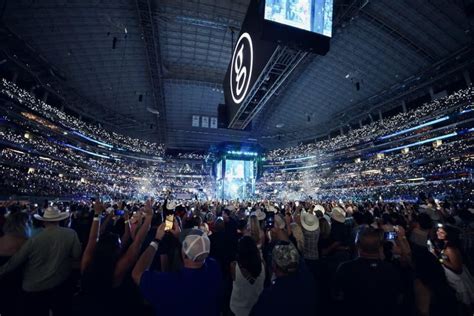 Concert Review Garth Brooks Plays For Real At Atandt Stadium In