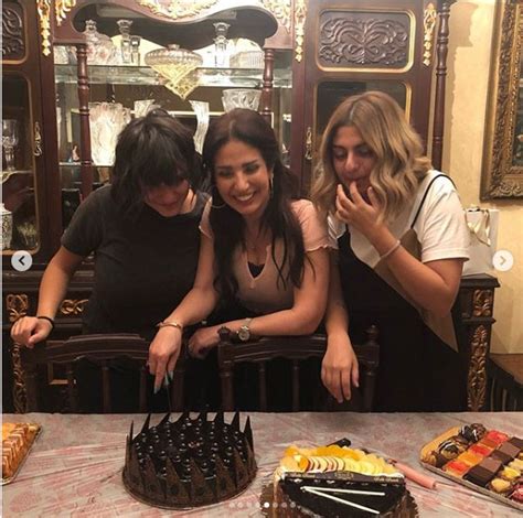 › انا شاب من سوريا عمري 18 سنة اعيش في بيتي المكون من ابي و امي و اختي …تبدأ قصتي مع أختي فرح منذ حوالي سنة و نصف عندما كنت خارج المنزل ولكن. أمل رزق تحتفل بعيد ميلادها مع عائلتها.. صور وفيديو