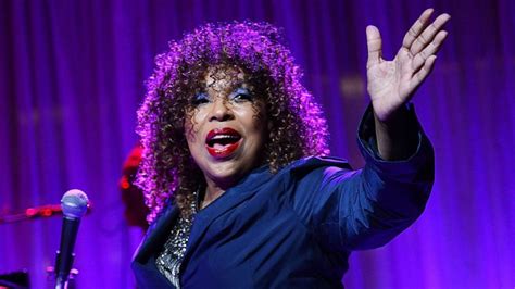 Roberta Flack Diagnosed With Als Says Its Made It Impossible To Sing