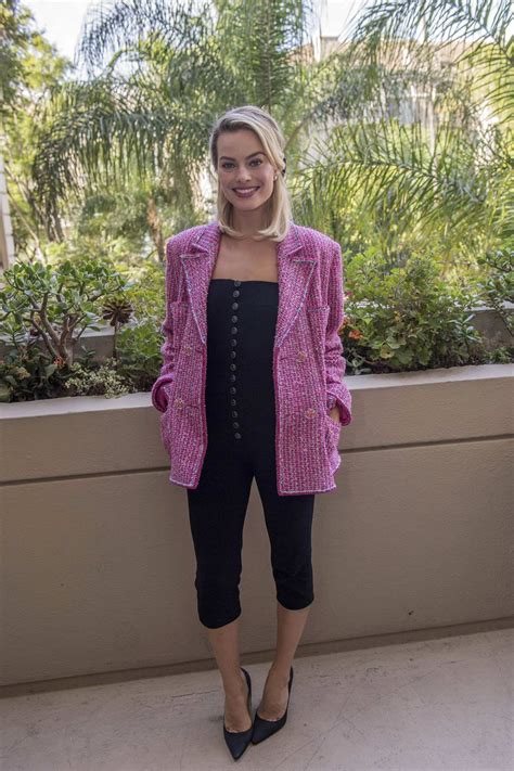 margot robbie attends 'mary queen of scots' press ...