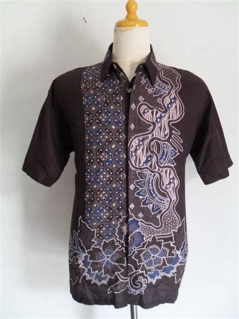 Kami jual kemeja atau hem kerja pria kombinasi warna modern ini dengan harga murah di baju kemeja cowok keren terbuat dari bahan katun paris yang nyaman dikenakan. Model Baju Batik Modern Terbaru