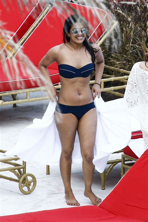 Priyanka Chopra Shows Off Her Bikini Body Hotel Pool In Miami 05122017