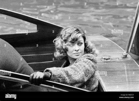 Don T Look Now Julie Christie Date Stock Photo Alamy