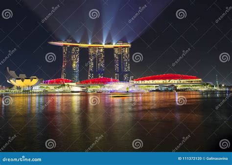 singapur laser show auf der ufergegend von marina bay stockfoto bild von erscheinen